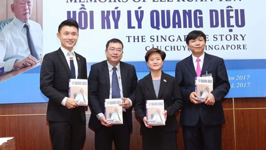 Lee Kuan Yew memoirs launched in Vietnamese