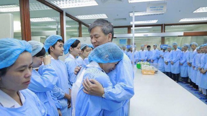 Devoted Vietnamese doctor retires with tearful goodbye from colleagues, patients