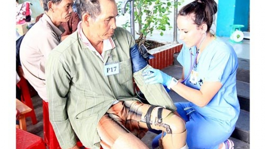 US doctors fit prosthetic limbs for hundreds of amputees