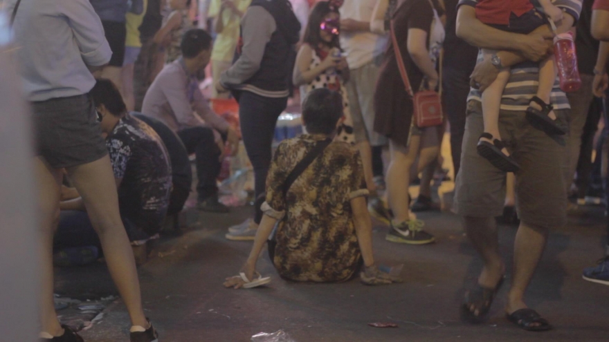 Foreign filmmakers do documentary on HCM City’s ‘backpacker area’