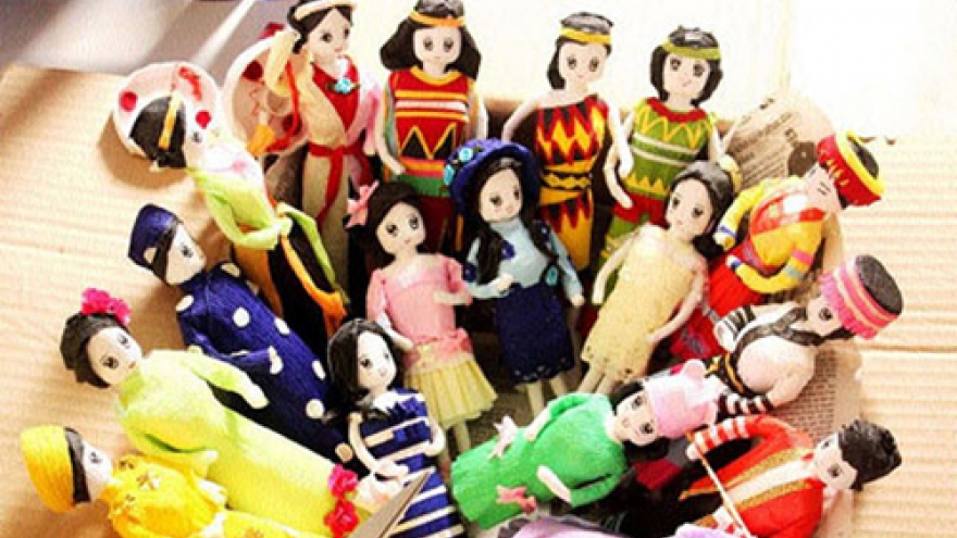 Paper dolls convey Vietnamese culture