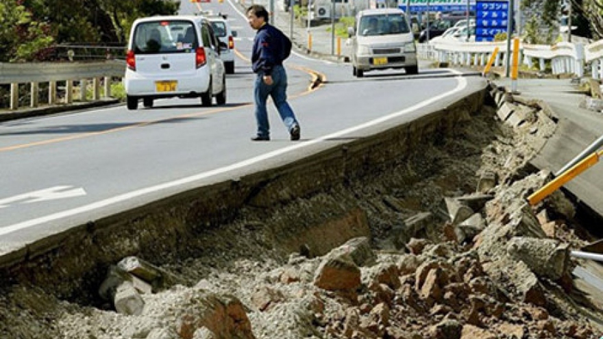 Second big quake hits southern Japan, damage and death toll mounts