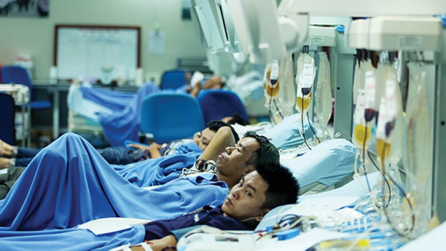 ​In Vietnam, cash-strapped youths donate platelets for money
