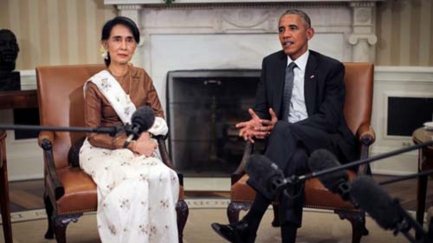 Obama, meeting with Suu Kyi, says US ready to lift Myanmar sanctions