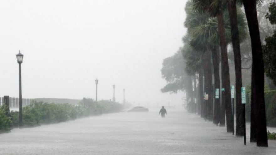 Weakened Hurricane Matthew still deadly as it buffets U.S. Southeast