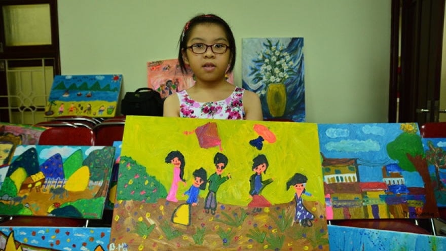 Student's auction their drawings to raise money for needy 