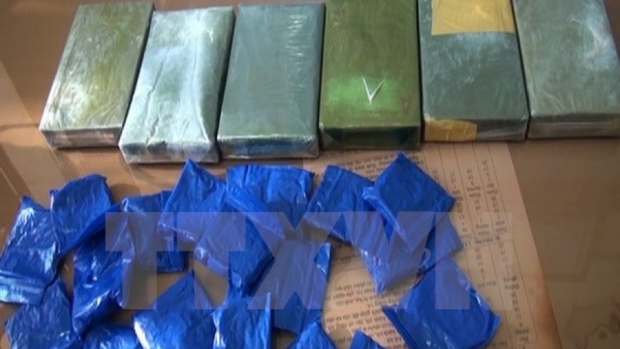 
        Drug dealers arrested before entering Vietnam
                              
