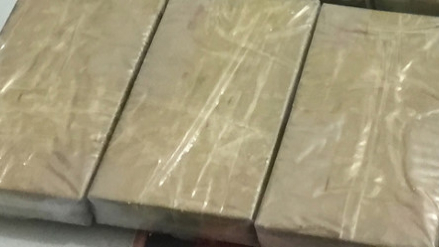 Trio busted for smuggling heroin into Vietnam 