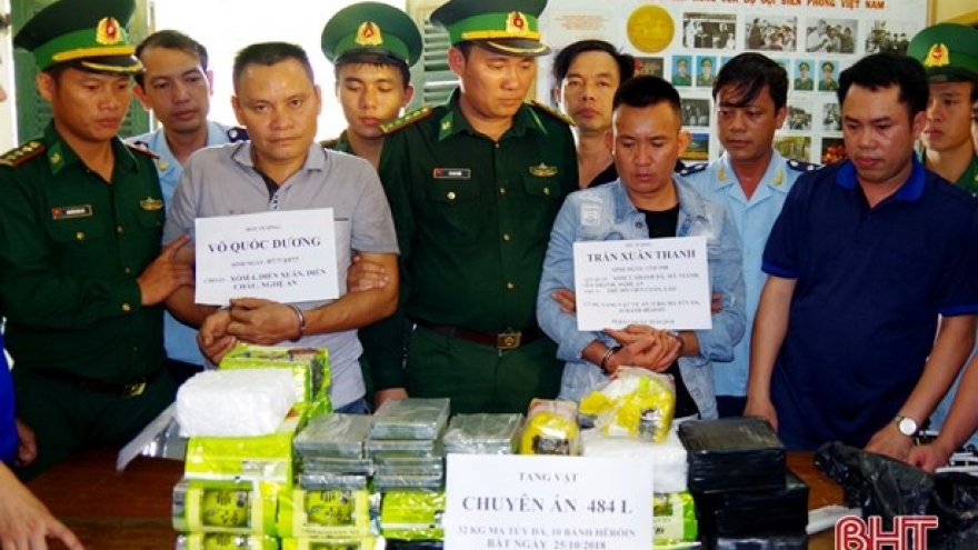 Ha Tinh authorities arrest two drug traffickers, seizing big amount of drugs