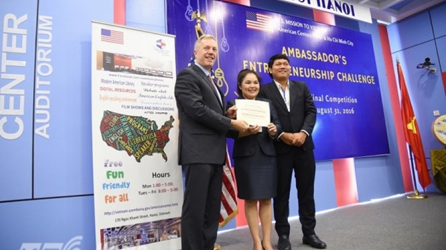 US Ambassador awards start-up projects in Vietnam