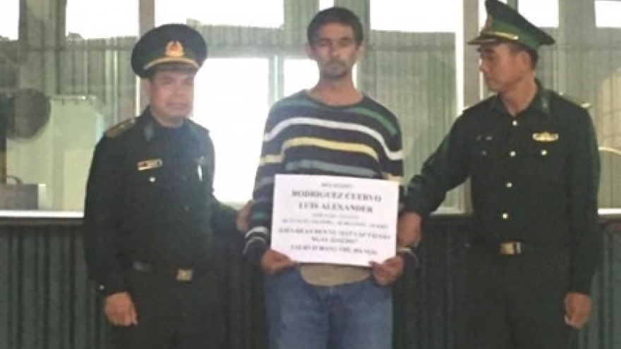Hanoi police arrest, hunt for foreign thieves
