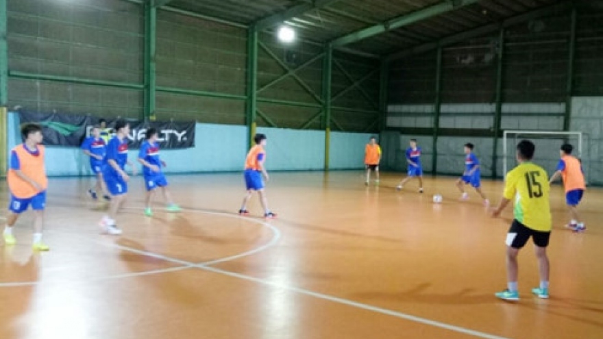 Women futsal team begins training in Japan