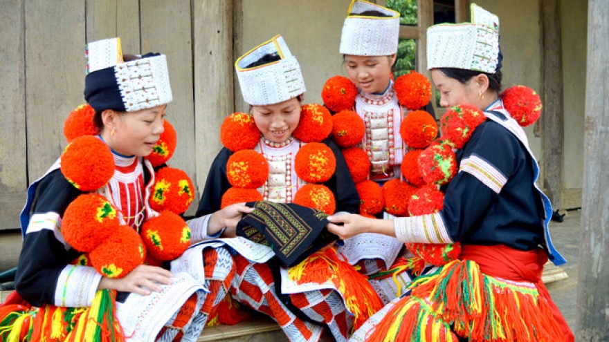 Motherhood goddess worshipping ritual of Red Dao