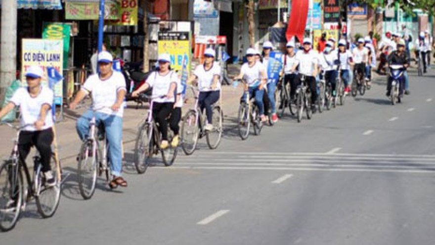 Vietnamese people encouraged to travel domestically