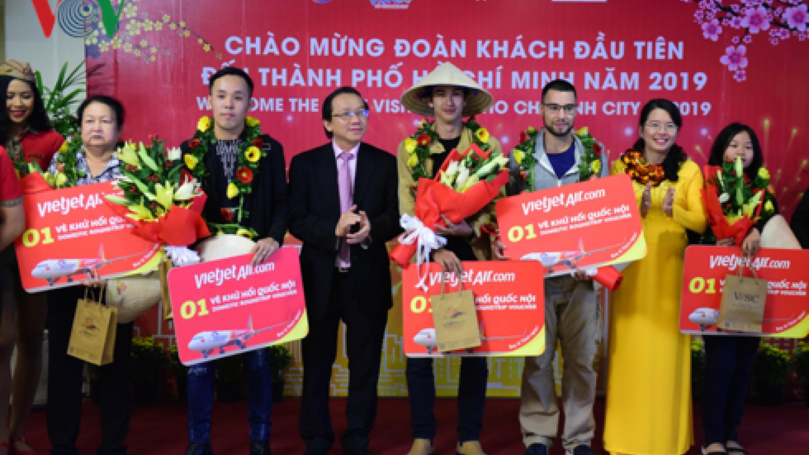 HCM City greets first foreign and local tourists of the New Year