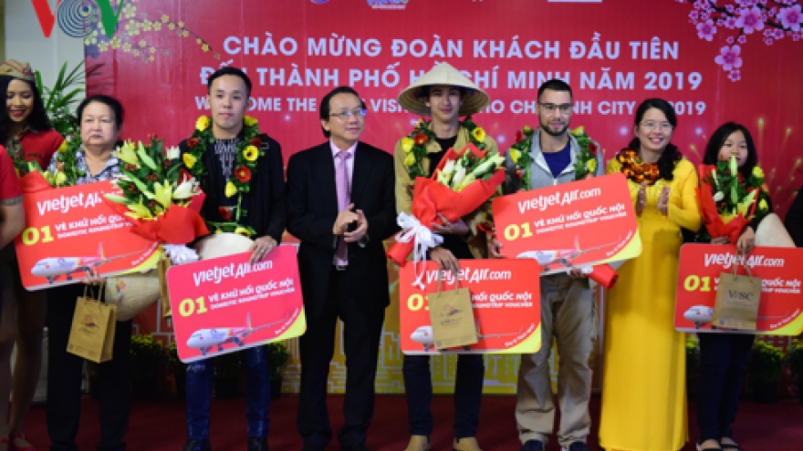 HCM City greets first foreign and local tourists of the New Year