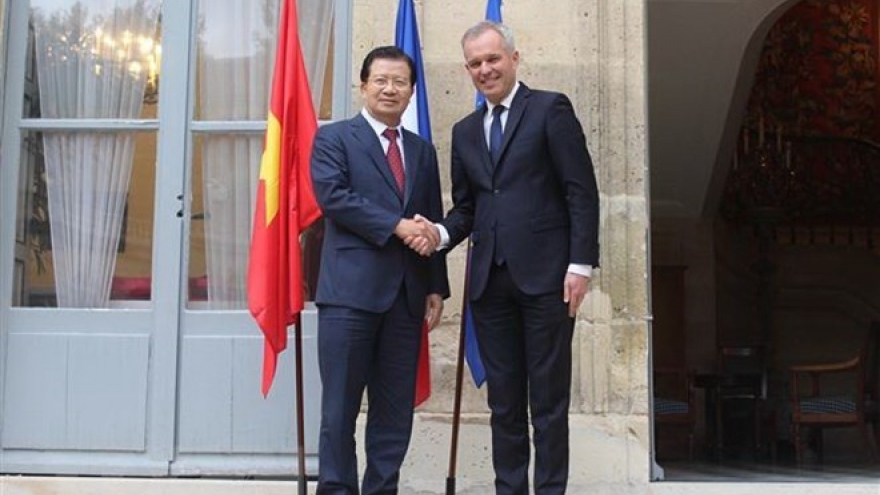 Vietnamese Deputy PM Trinh Dinh Dung visits France