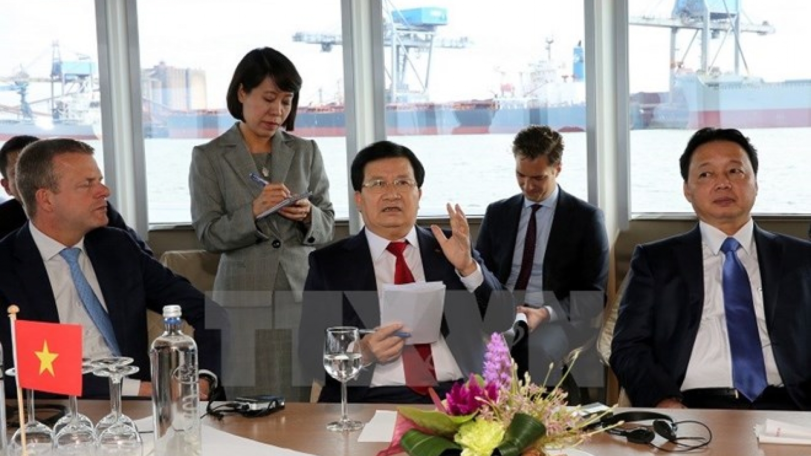 Vietnam studies seaport water management in Netherlands
