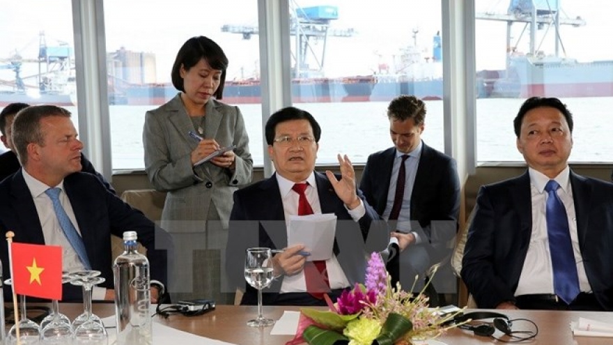 Vietnam studies seaport water management in Netherlands
