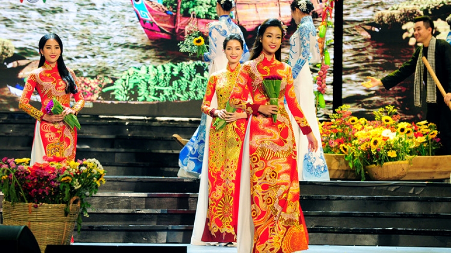 Past and present beauty queens gather in Hanoi 