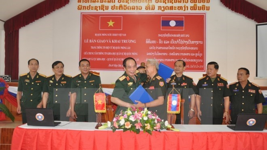 Vietnam hands over defence e-portal to Laos