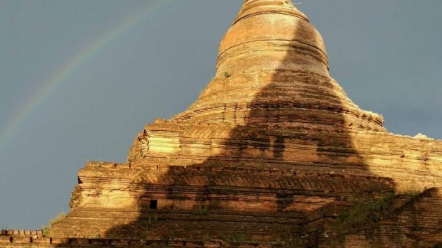 
        Myanmar earthquake kills three, damages scores of ancient temples
                              