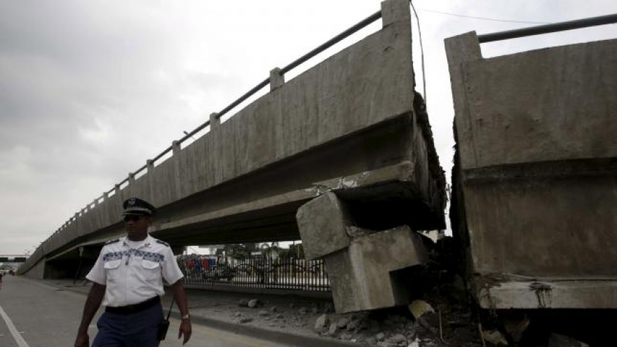 Ecuador counts over 400 quake deaths, damage in the billions