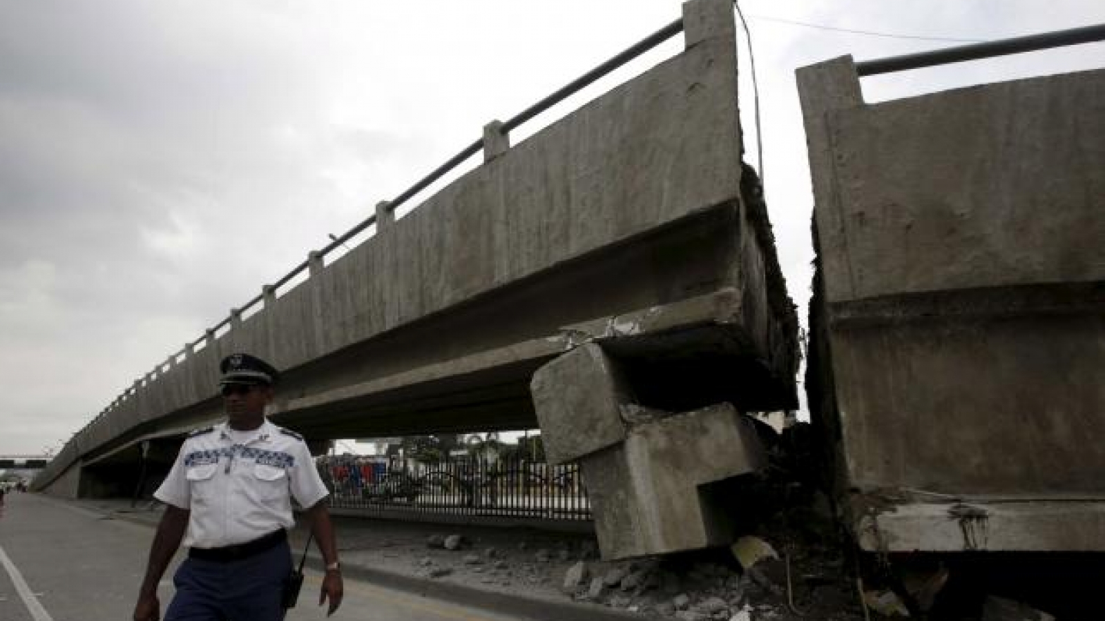 Ecuador counts over 400 quake deaths, damage in the billions