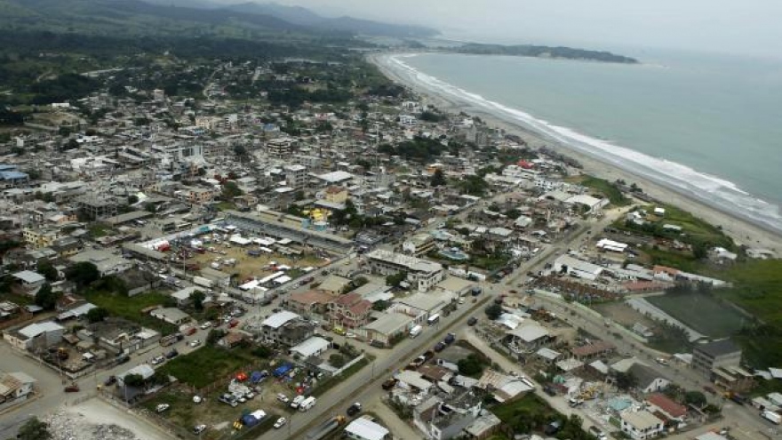 Ecuador death toll tops 500, Correa ponders financing