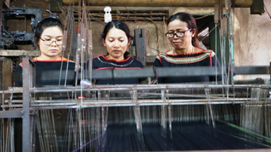 H’Yam Bkrong devoted to preserving traditional brocade weaving of Ede people