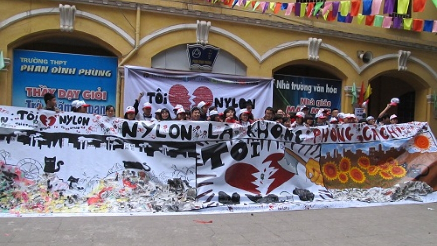 Largest plastic painting helps protect environment   