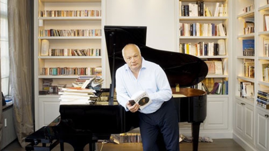 
        French author, playwright Eric-Emmanuel visits Hanoi 
                              
