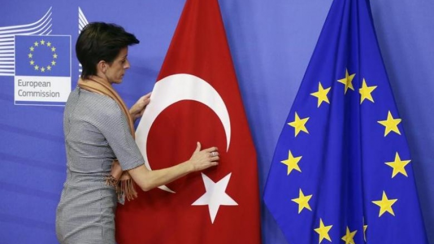 EU criticises Turkey but not ready to halt membership talks