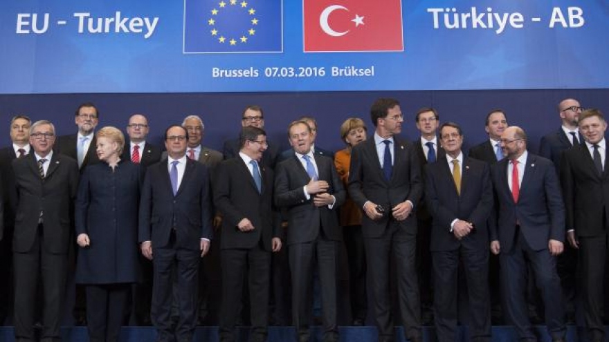 EU welcomes bold Turkey plan to stop migrants, defers decision