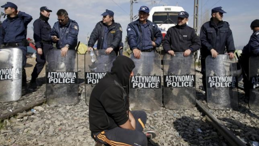 Europe moves to fix its free border crisis by end of year