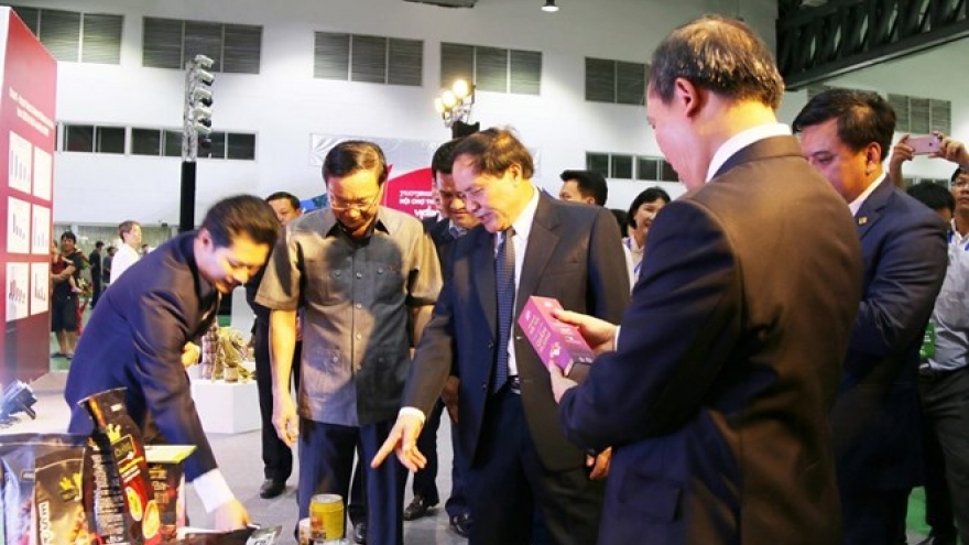 Vietnam-Laos trade fair helps promote bilateral economic ties