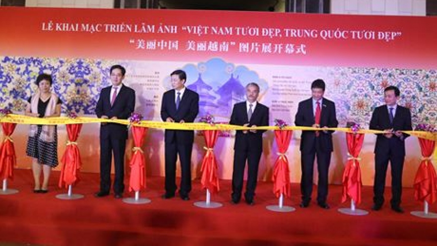 Beauty of Vietnam, China on display in Hanoi photo exhibition