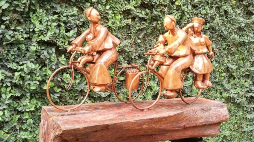 Outstanding art works honoured in Hanoi