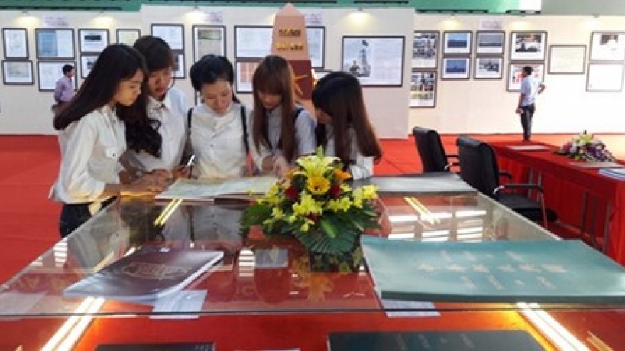 Maps, documents on Hoang Sa, Truong Sa on display in Hoa Binh