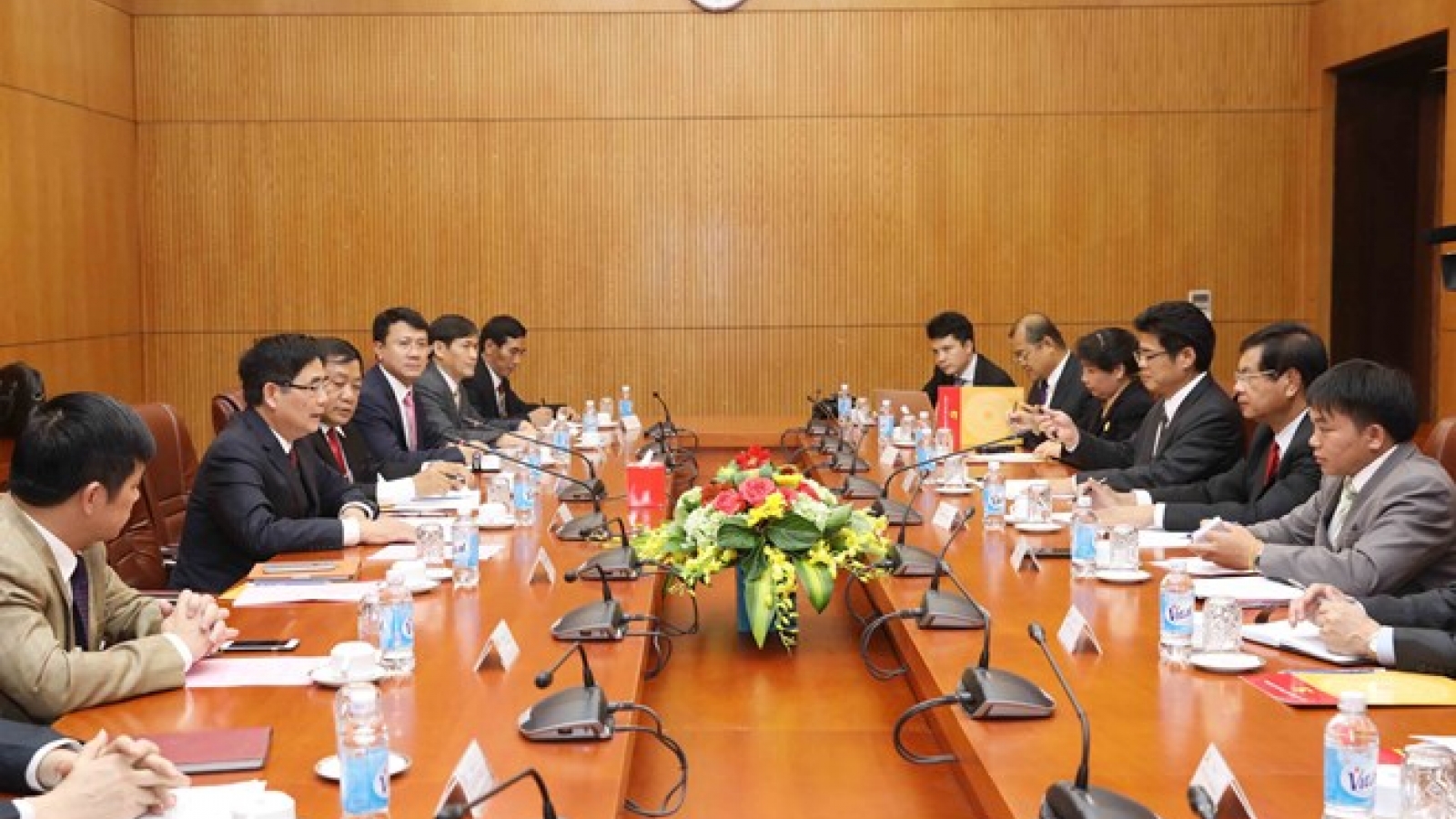 Vietnam, Laos share know-how in building economic development policies