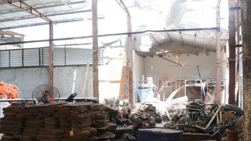 Explosion decimates Nha Trang shop, kills 1, injures 2