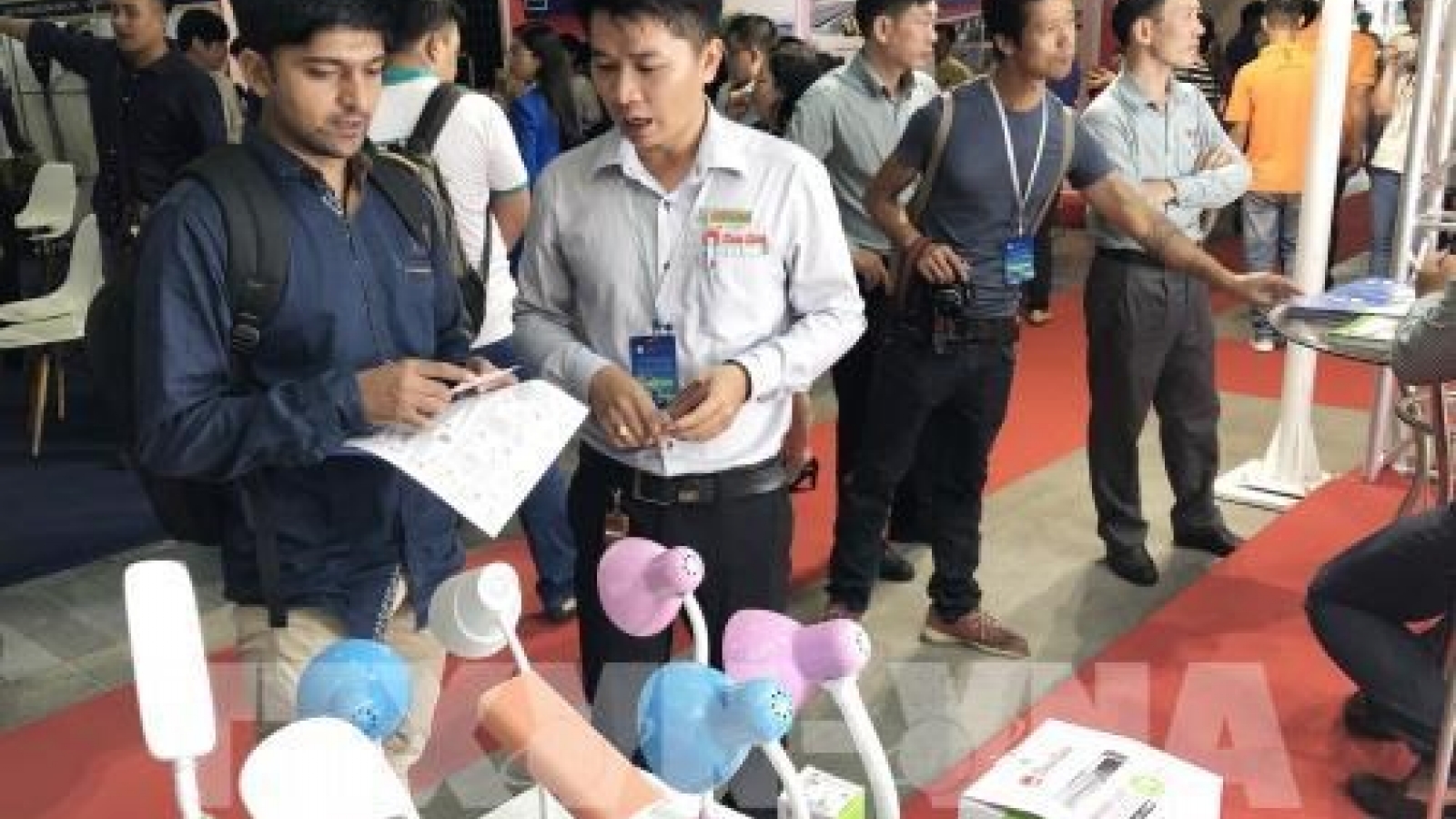 Expos introduce electrical equipment, energy-saving products