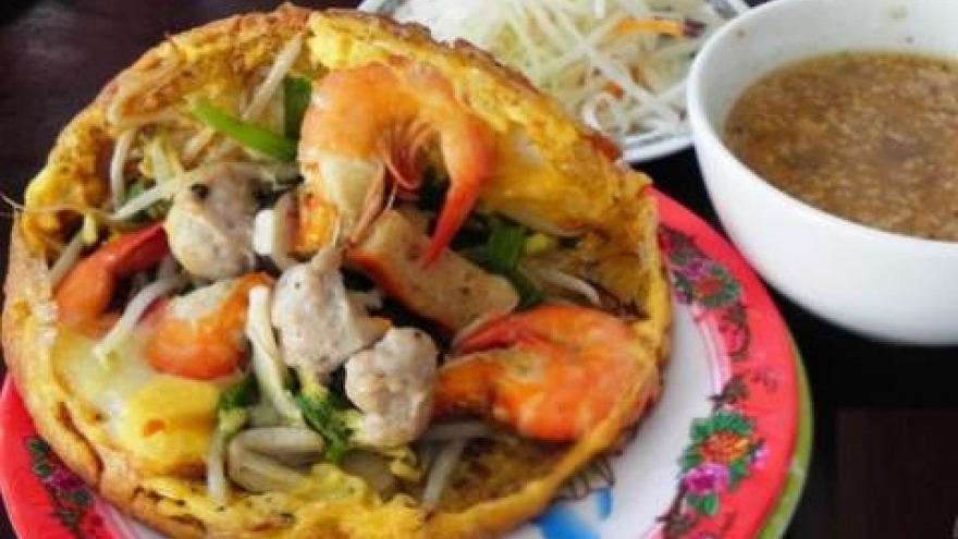 Khoai cake (stuffed omelette)