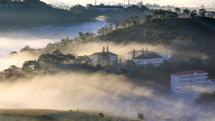Exploring Da Lat amid fog in April 