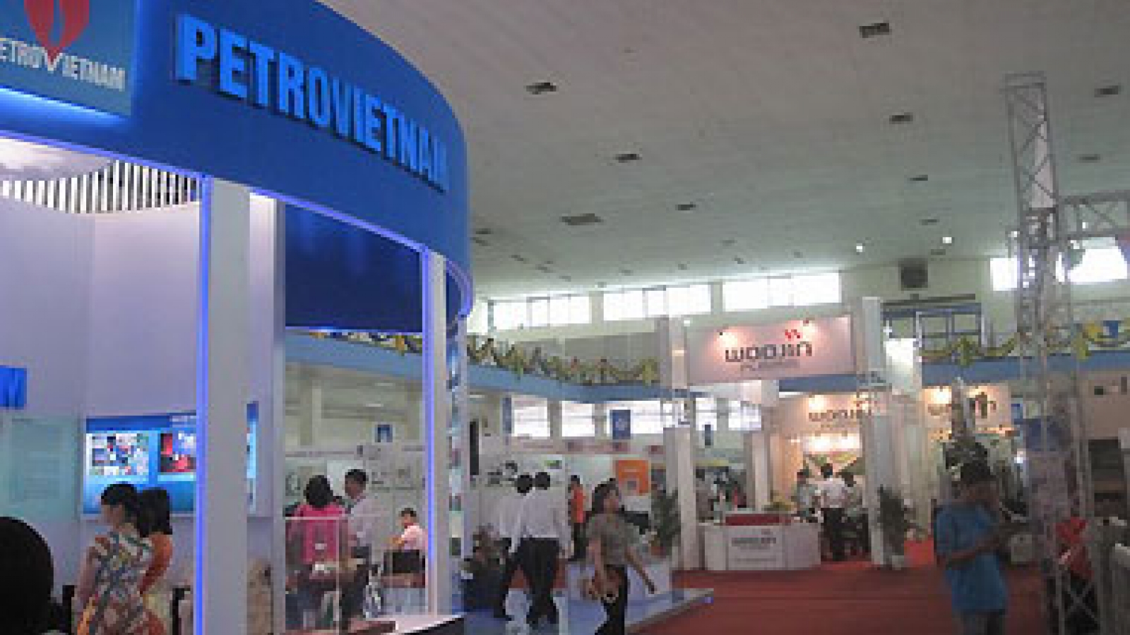 Hanoi hosts agricultural products and craft village fair 