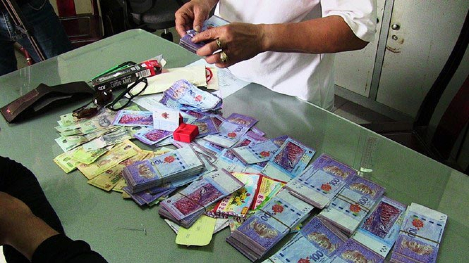 Malaysian man nabbed for exchanging fake money in Nha Trang