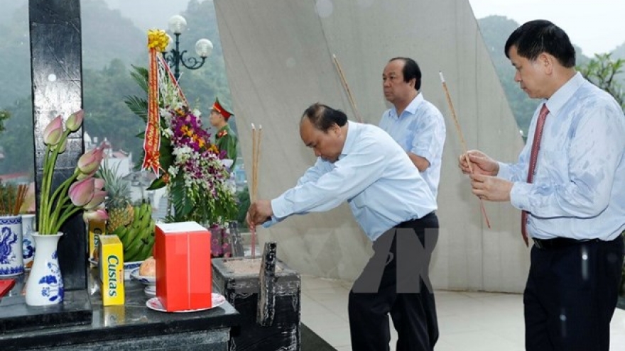 PM commemorates fallen soldiers in Son La