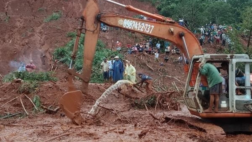 Family of three buried under landslides in Dak Nong province