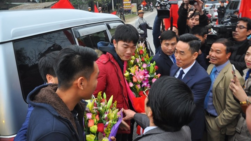 Vietnamese football stars welcomed in their hometown