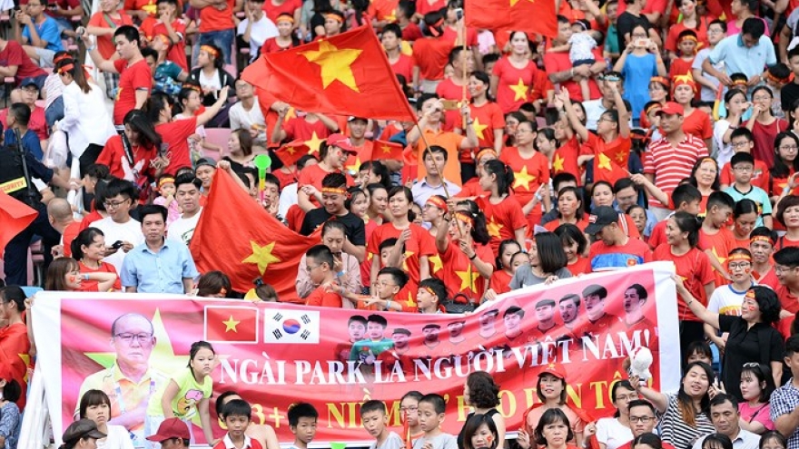 Thousands of fans cheer Vietnamese delegation at My Dinh stadium
